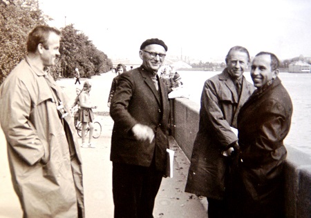 Скульптор Дмитрий Борисович Рябичев (справа) с коллегами (фото из архива Александра и Даниэлы Рябичевых) 